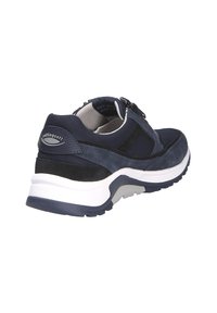Scarpa sportiva blu navy con una combinazione di materiali scamosciati e in rete, caratterizzata da un colletto imbottito, dettagli testurizzati e una suola bianca.
