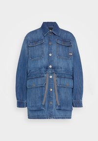Veste en denim bleu clair. Dotée d'une fermeture à boutons, de quatre poches et d'une taille à cordon de serrage. Manches longues et col pointu.