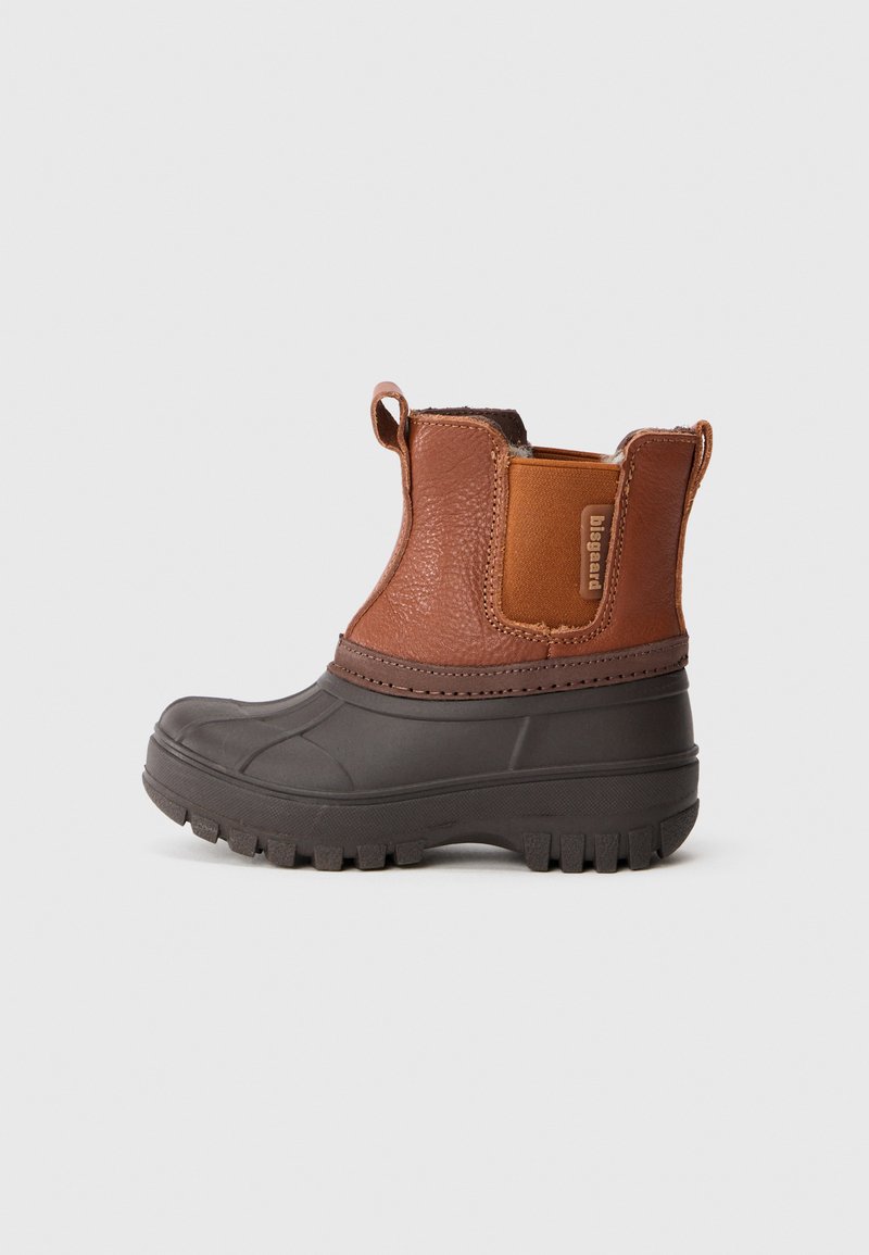 Gyerek barna bőr és gumi vízálló bokacsizma elasztikus oldalsó panellel és húzófülekkel, strapabíró talppal kültéri használatra.