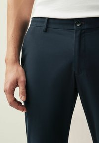 Next SLIM FIT TEXTURED - Nohavice chinos - navy blue