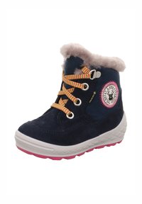 Dunkelblaues Wildlederboot mit pinkfarbenen und gelben Schnürsenkeln, einem cremefarbenen Kunstfellkragen, einem Logopatch und einer weißen Sohle mit rosa Akzenten.