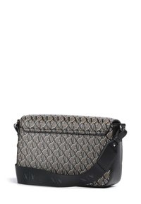 Borsa a tracolla marrone con motivo e design del logo, base in pelle nera e tracolla regolabile. Presenta una chiusura a pattina e una forma elegante.