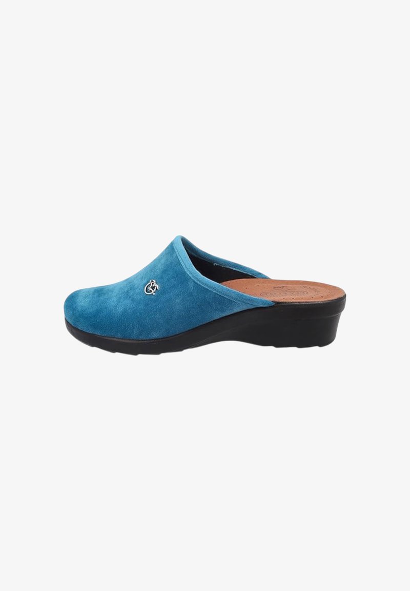 Zoccoli blu in suede con punta arrotondata, suola in gomma nera e un piccolo logo sul lato. Texture liscia e design leggero.