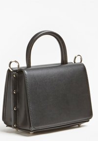 Svart syntetläderhandväska med en strukturerad design, rund handtag och dekorativa detaljer i silver, med en platt botten och vertikala sidor.