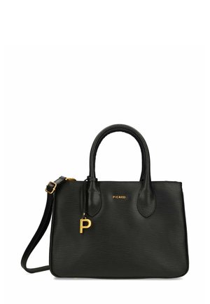 Borsa a mano in pelle nera con texture, doppi manici, tracolla staccabile e charm dorato con la lettera "P" e logo "PICARD" sul davanti.