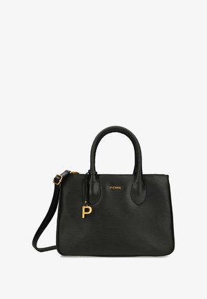 Borsa a mano in pelle nera con texture, doppi manici, tracolla staccabile e charm dorato con la lettera "P" e logo "PICARD" sul davanti.