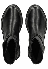 Botas de cuero negro hasta el tobillo con una textura suave, punta redondeada, cremalleras laterales y suelas de goma plana. Diseño minimalista sin patrones ni acentos.