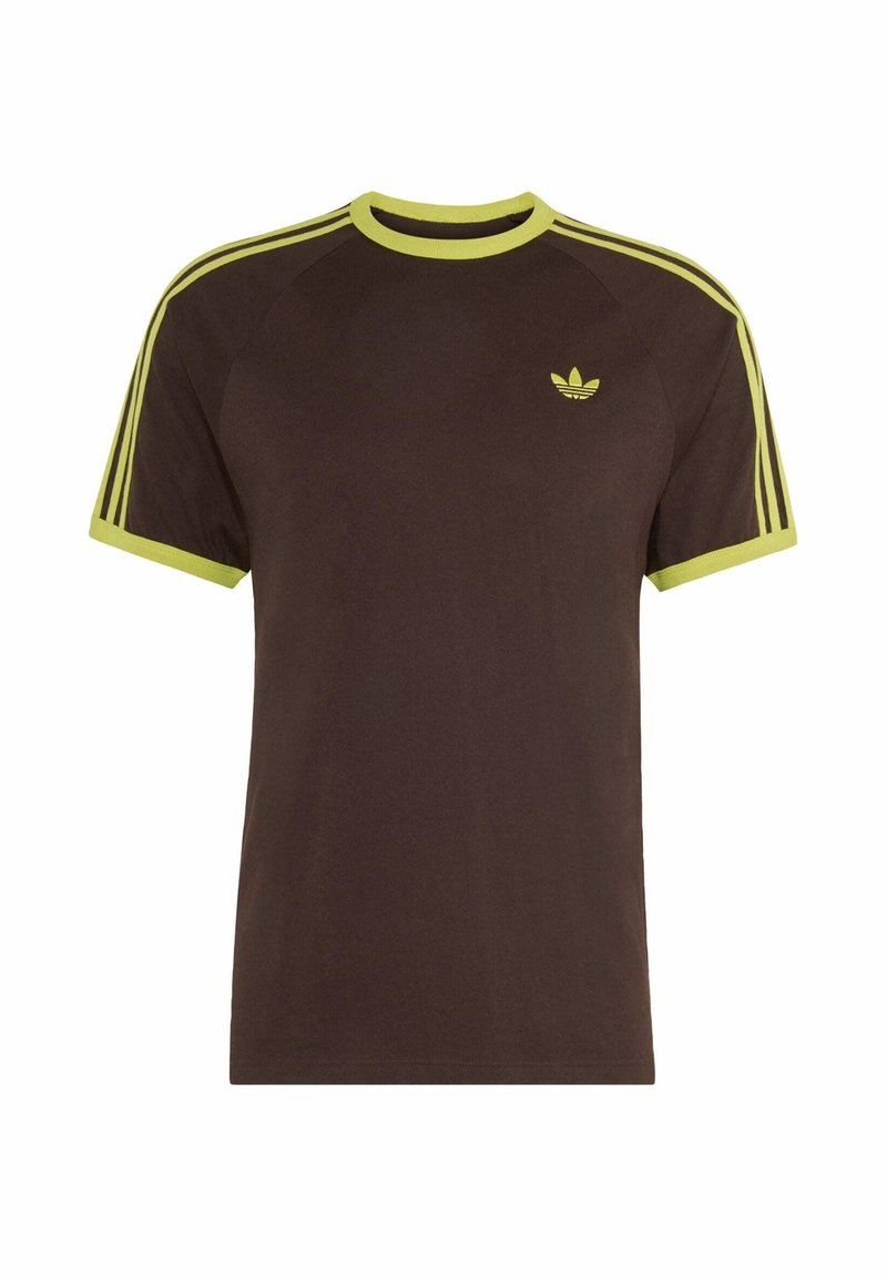 Braunes Adidas T-Shirt mit gelbem Besatz am Kragen, an den Ärmeln und mit drei Streifen entlang der Schultern und Oberarme, mit kleinem Kleeblatt-Logo.