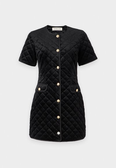 Jakna s kratkim rukavima crne boje, od quilted materijala, s zaobljenim izrezom, zlatnim dugmadima i dva prednja džepa, koja se ističe glatkim, teksturiranim materijalom.