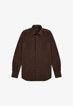 Donkerbruine corduroy shirt met lange mouwen, knoopsluiting aan de voorkant en klassieke kraag, plat gelegd op een witte achtergrond.