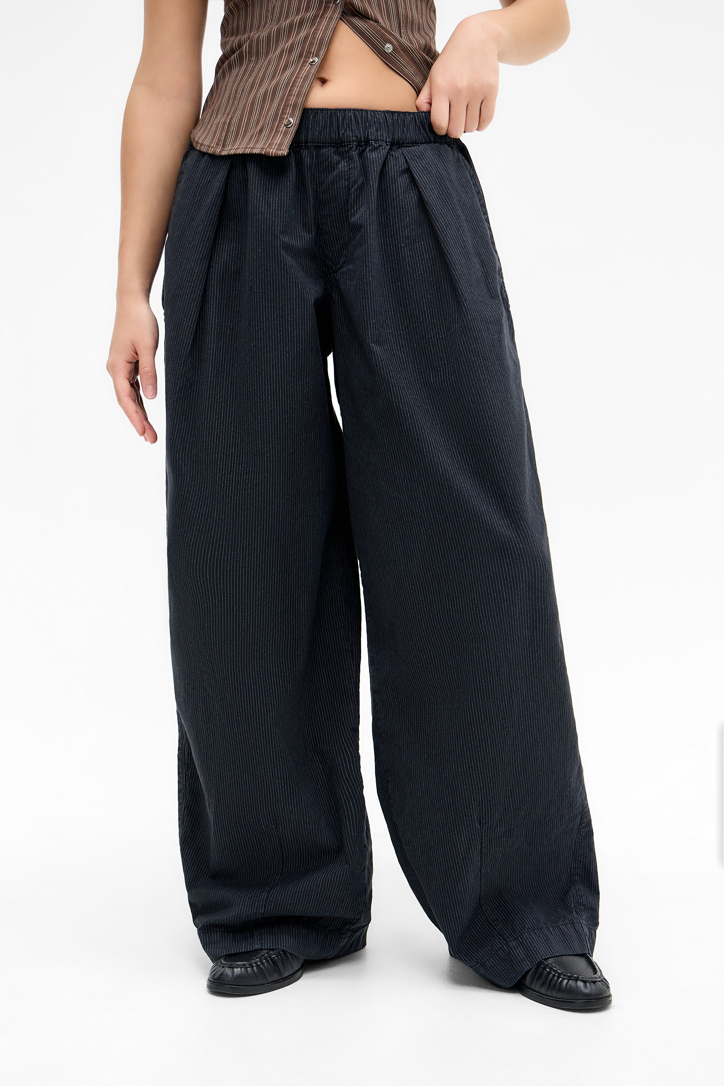 BDG Urban Outfitters PINSTRIPE BOBBI COCOON PANTS - Broek - black