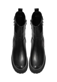 Stivali alla caviglia in pelle nera con una texture liscia, punta rotonda e cerniere laterali. Gli accenti posteriori offrono dettagli aggiuntivi. Suole spesse in gomma.