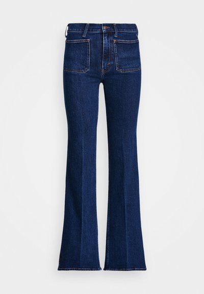 Dype blå flagrende jeans laget av denim; har høyt liv, fem lommer og kontraststing langs sømmene.