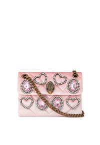 Różowa pikowana torebka z dekoracyjnym sercem i owalnymi kryształkami, złotym łańcuszkiem oraz unikalnym detalem muszli z przodu.