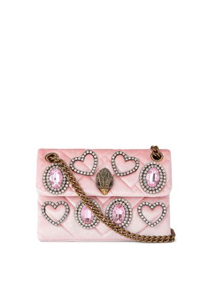 Rosa gesteppte Handtasche mit dekorativem Herz und ovalen Strasssteinen, goldener Kettenriemen und einem einzigartigen Muschel-Detail auf der Vorderseite.