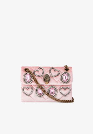 Borsa a tracolla rosa trapuntata con cuore decorativo e strass ovali, manico a catena dorata e un dettaglio a conchiglia unico sul davanti.