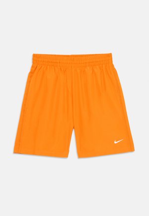 Pantalones cortos deportivos naranjas hechos de un tejido ligero con una cintura elástica. Presenta el logo blanco de Nike en el lado izquierdo. Sin bolsillos.