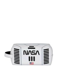 Estuche de lápices blanco con un logo de la NASA, franjas de ventilación negras y un acento de bandera estadounidense. Material suave con forma redondeada y asa lateral.