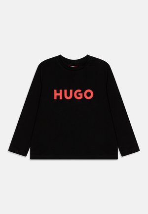 Zwart langemouwen t-shirt van katoen, met op de borst een opvallende rode print "HUGO". Klassiek model met ronde hals en reguliere pasvorm.