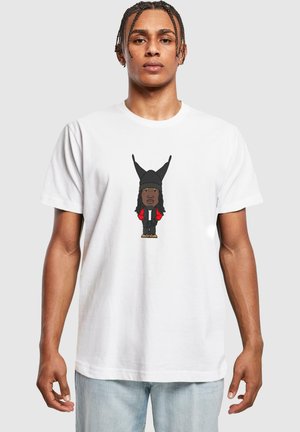 Hvid bomulds T-shirt med en tegneserie grafik af en figur med langt hår, iført en sort hat, røde ærmer og sorte bukser, stående på en sokkel.