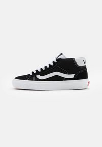Zwarte hoge sneakers van suede met witte veters, rubberen zool en een kenmerkend wit golflogo aan de zijkant en op de hiel.