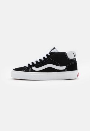 Schwarze High-Top-Sneaker aus Wildleder mit weißen Schnürsenkeln, Gummisohle und markantem weißen Wellenlogo an der Seite und Ferse.