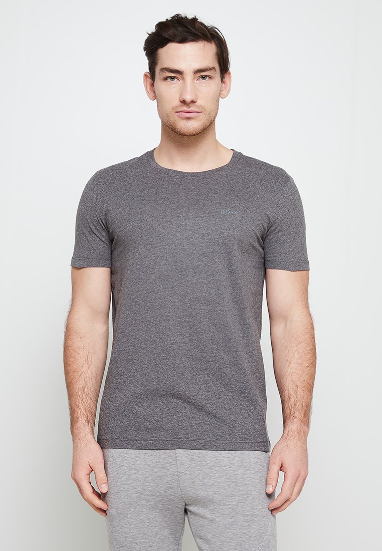 Szara koszulka z krótkim rękawem z mieszanki bawełny, z okrągłym dekoltem i subtelnym logo na lewej piersi. Gładka tekstura.