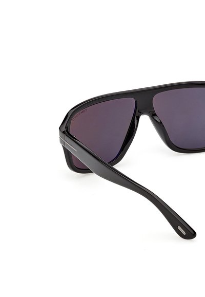 Occhiali da sole rettangolari neri eleganti con lenti scure e aste spesse, mostrati su uno sfondo bianco.