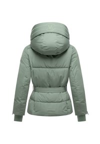 Gevoerde groene jas met een aangesnoerde taille, afneembare capuchon en logoaccent op de capuchon. Soepele textuur en lange mouwen met manchetten.