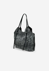 Bolsa tote de estampado de leopardo gris con asas de cuero sintético negro, con un diseño flexible y bolsillos laterales con cremallera. Detalle de superficie texturizada.