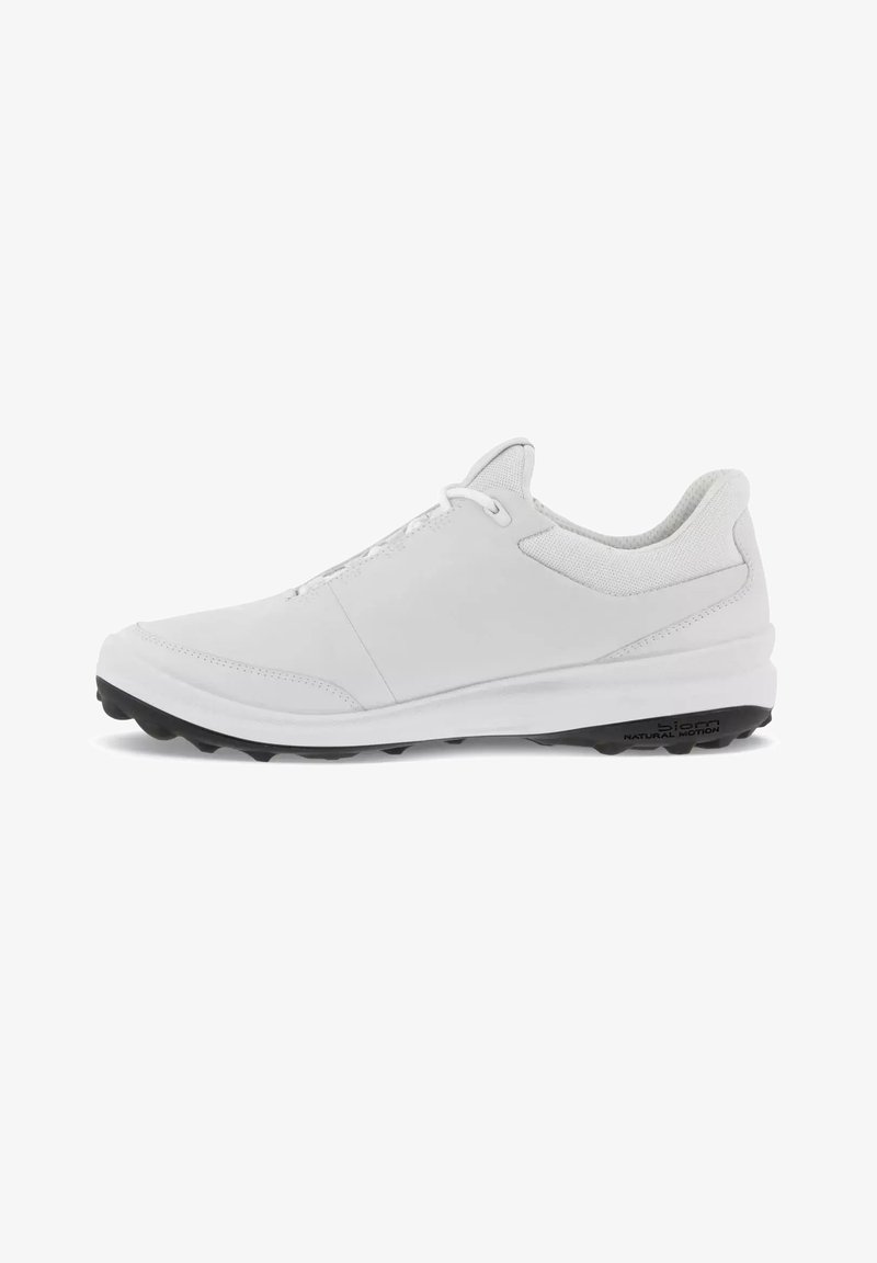Chaussure de sport basse blanche avec col en mesh, laçage à l'avant et semelle noire texturée marquée "biom natural motion."