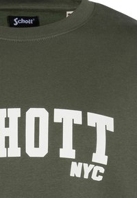 Sudadera de algodón verde oliva con cuello redondo acanalado y texto impreso en blanco destacado que dice "SCHOTT NYC" en letras mayúsculas negritas.