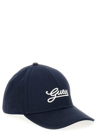 Marineblå baseballcap lavet af stof med en buet skygge, prydet med hvidt broderet "Guess"-logo på fronten.