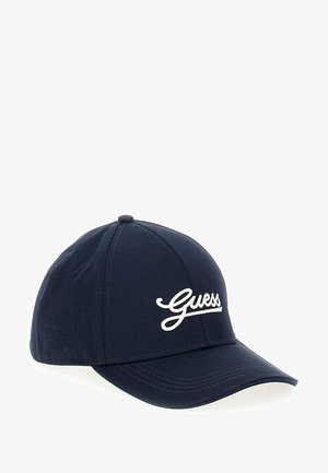 Gorra de béisbol azul marino hecha de tela con visera curvada, que presenta el logotipo bordado en blanco "Guess" en la parte frontal.