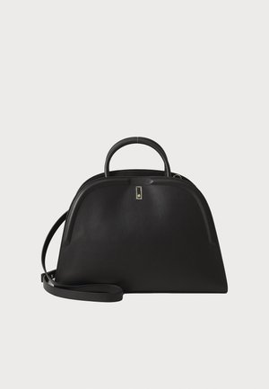Sac à main en cuir noir avec un design structuré et arrondi, doté de deux poignées et d'une bandoulière réglable. Texture lisse, accents minimalistes.