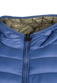 Giacca imbottita blu con colletto alto, zip frontale e fodera khaki. L'esterno presenta una texture liscia con sezioni trapuntate divise.