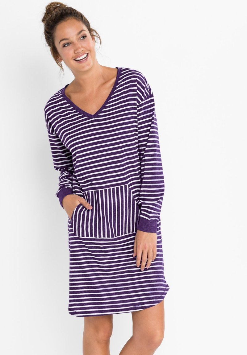 Robe a righe viola e bianche con scollatura a V, maniche lunghe e una grande tasca frontale. Il tessuto sembra morbido e informale. Orlo arrotondato.