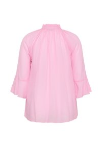 Blouse ample rose clair avec col montant froncé et manches évasées trois-quarts, vue de dos sur fond blanc.