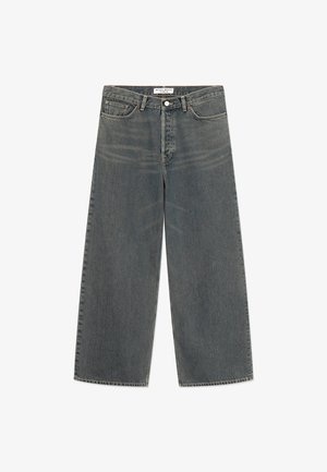 Laiade säärega teksad tuhmunud hallis denimis. Omadused: kõrge vöökoht, viie taskuga disain ja peened tekstuurierinevused. Esiküljel metallnööbi kinnitus.