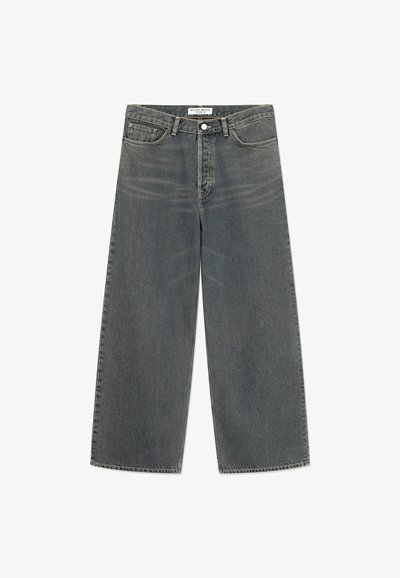 Τζιν παντελόνι με φαρδιά μπατζάκια σε ξεθωριασμένο γκρι ντένιμ. Διαθέτει ψηλή μέση, σχέδιο με πέντε τσέπες και διακριτικές υφές. Κλείσιμο με μεταλλικό κουμπί μπροστά.