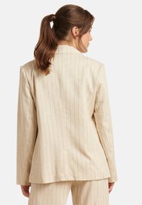 Beige pinstripe blazer van textiel met een klassieke snit en een enkele split aan de achterkant. Lange mouwen en een casual ontwerp.