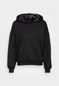 Sweat à capuche noir en tissu doux, doté d'une poche avant, de poignets côtelés et d'un détail de couture sur la poche, avec un logo sur la poitrine.