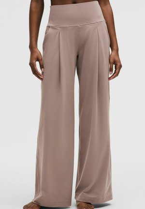 - Spodnie materiałowe