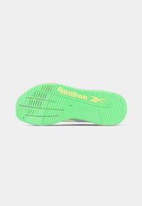 Talpa din cauciuc verde are caneluri texturate pentru aderență, cu logo-ul "Reebok" în galben. Designul este elegant și sportiv.