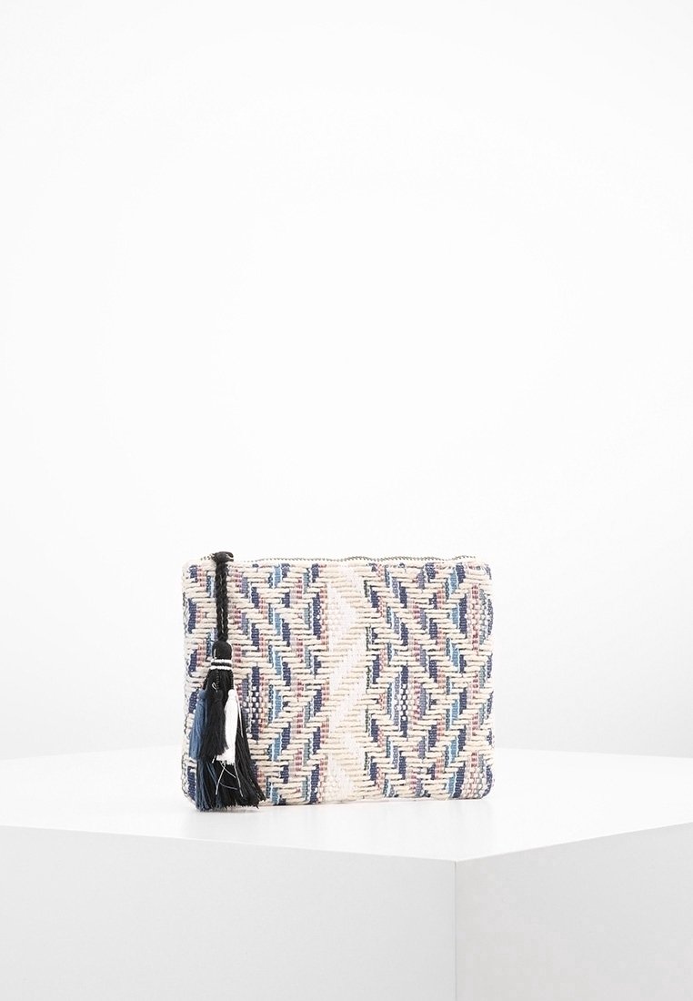 Pochette rectangulaire tissée avec un motif géométrique bleu, blanc et beige et un pompon noir, bleu et blanc attaché à la fermeture éclair.