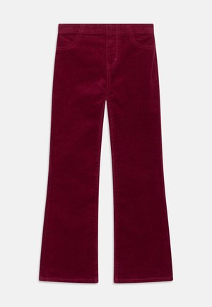 Pantalon en velours côtelé rouge foncé pour enfants, avec une jambe légèrement évasée, poches avant et coutures visibles sur fond blanc.