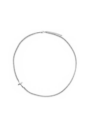 Sølvkjede med et lite, horisontalt korsanheng og en hummerlås med justerbare lenker.