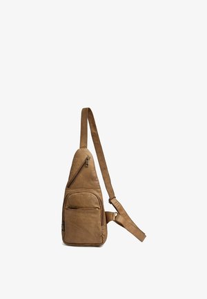 Barna bőr oldaltáska három cipzáras rekesszel és állítható pánttal, fehér háttér előtt.