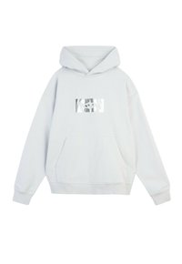 Jasnoszara bluza z kapturem z kieszenią z przodu i odblaskowym logo na klatce piersiowej. Miękka tekstura i luźny krój.