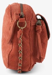 Handtas met roestkleurige textuur, metalen kettingdetail en ritstrekker, zijaanzicht.